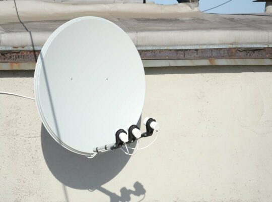 internet-par-satellite-une-solution-pratique-quand-la-fibre-est-absente